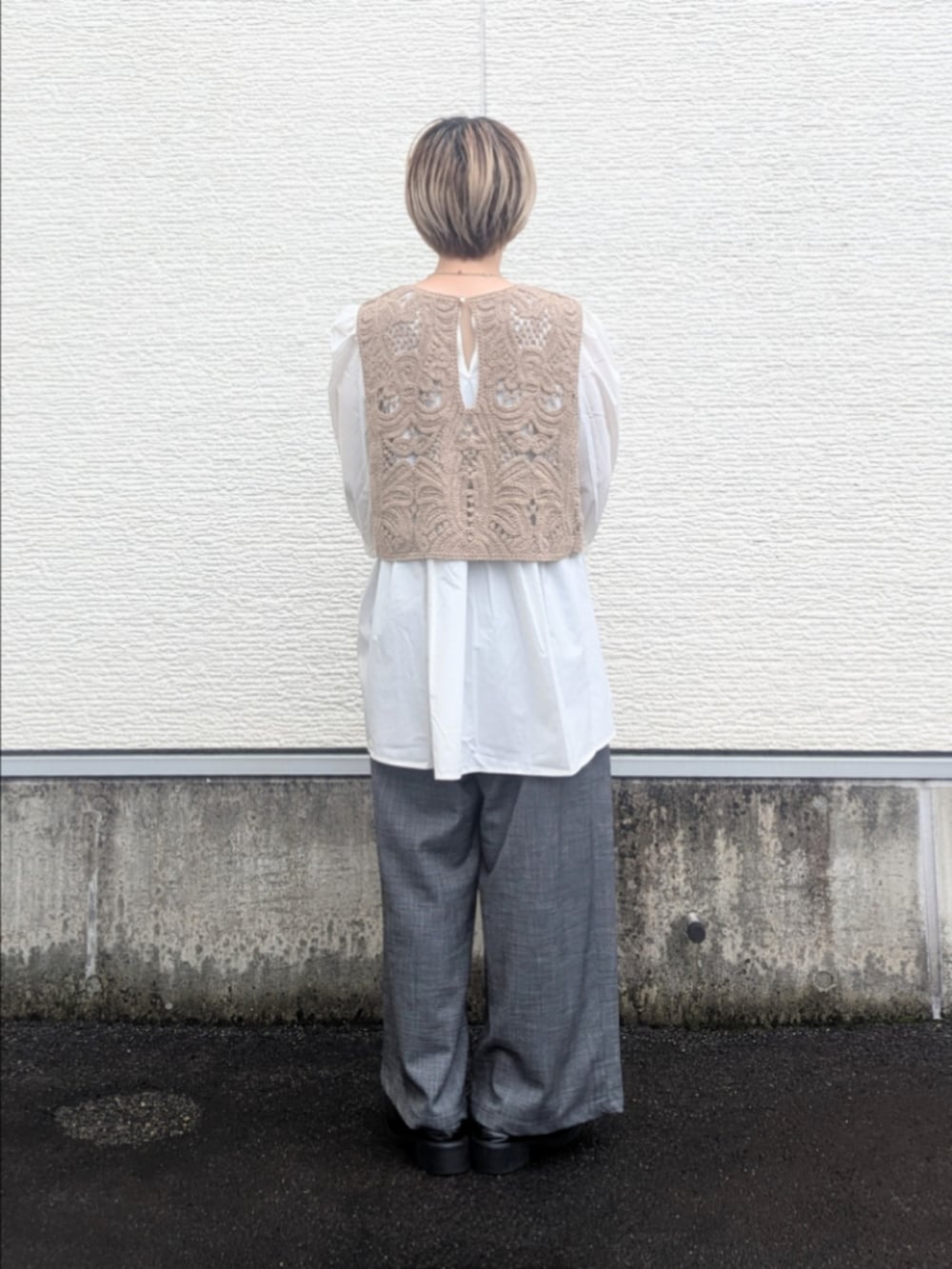 ベージュ系のシャツ/ブラウス、ブラック系のその他パンツ、グリーン系のショルダーバッグを着用したレディースの秋コーディネートの3枚目の写真