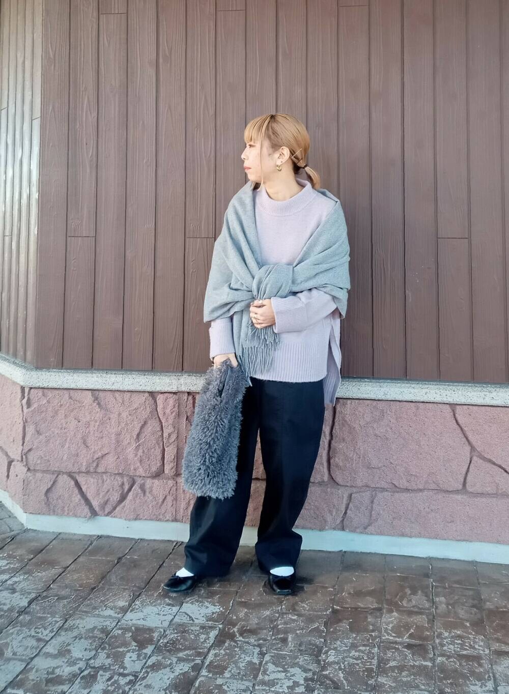 ブラック系のその他パンツ、グレー系のハンドバッグ、パープル系のニット/セーターを着用したレディースの秋コーディネートの5枚目の写真