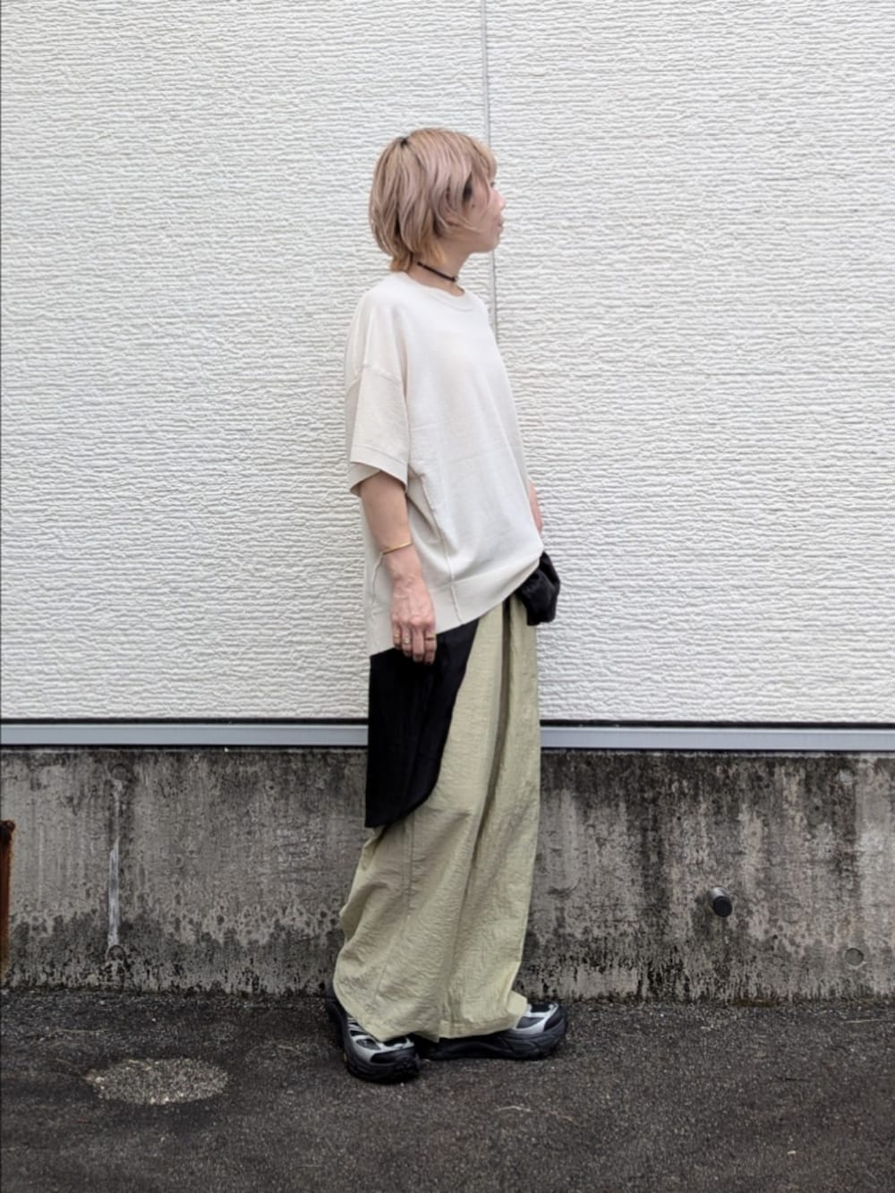ホワイト系のニット/セーター、ブラック系のシャツ/ブラウス、グリーン系のその他パンツを着用したレディースの夏コーディネートの2枚目の写真