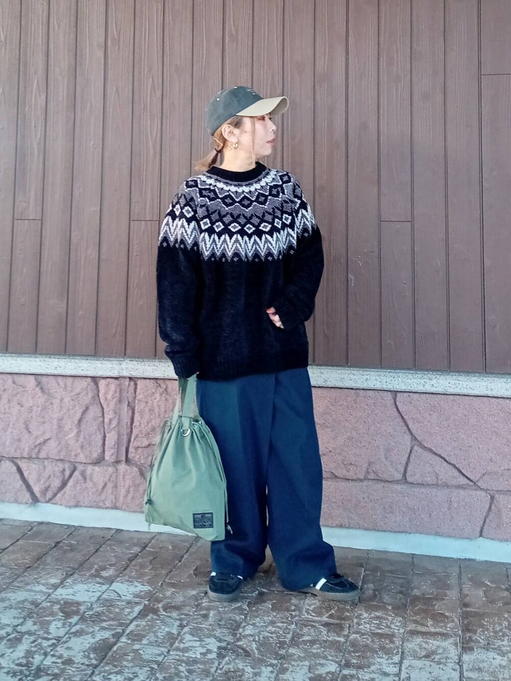 ブルー系のその他パンツ、グリーン系のショルダーバッグ、ブラック系のニット/セーターを着用したレディースの冬コーディネートの3枚目の写真