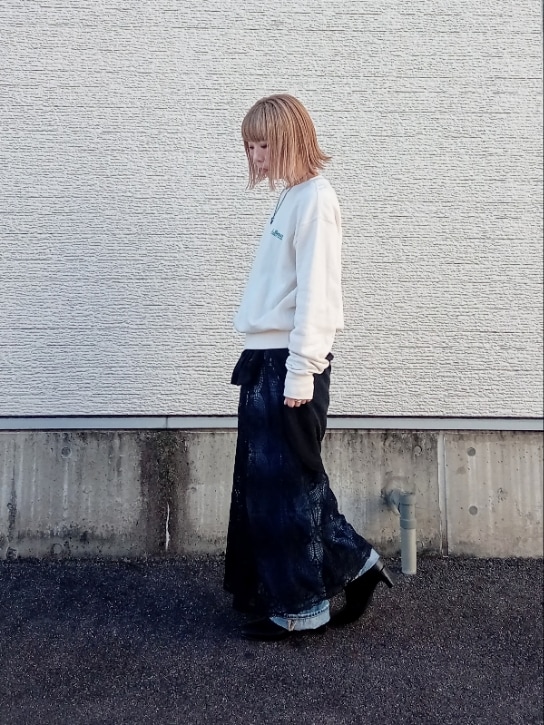 ブラック系のスカート、ベージュ系のスウェット、ブラック系のシャツ/ブラウスを着用したレディースの秋コーディネートの2枚目の写真