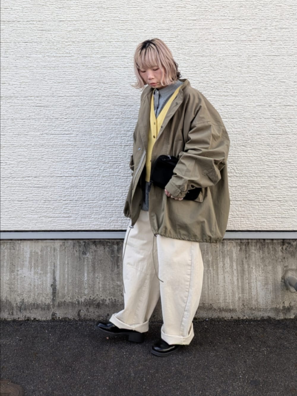 グリーン系のモッズコート、イエロー系のニット/セーター、その他のシャツ/ブラウスを着用したレディースの冬コーディネートの2枚目の写真