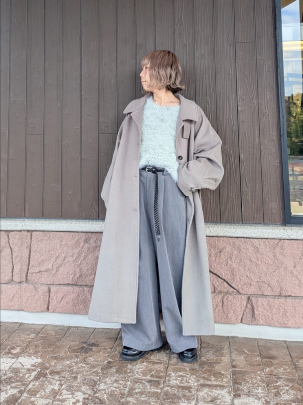 グレー系のニット/セーター、グレー系のその他パンツ、ベージュ系のその他アウターを着用したレディースの秋コーディネートの4枚目の写真