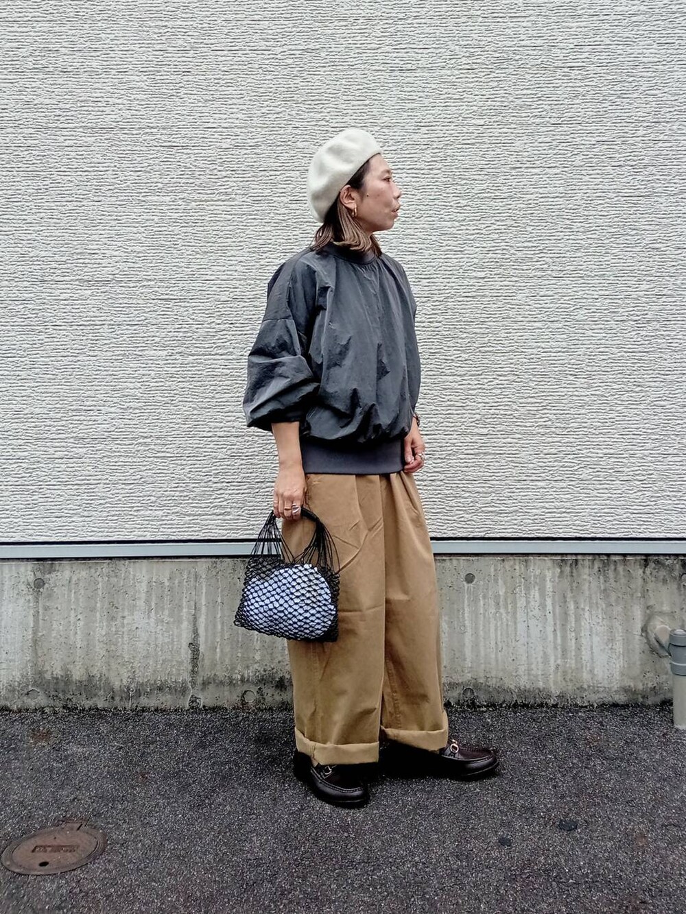 ブラウン系のローファー、グレー系のシャツ/ブラウス、イエロー系のチノパンツを着用したレディースの秋コーディネートの4枚目の写真