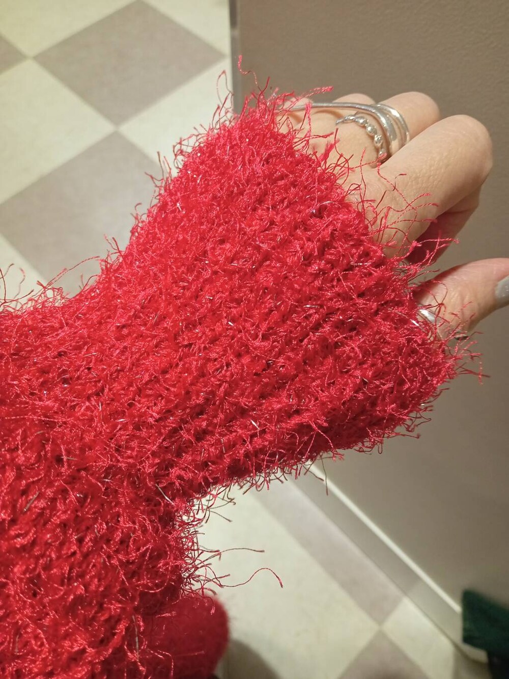 ブラック系のTシャツ/カットソー、ホワイト系のその他パンツ、レッド系のニット/セーターを着用したレディースの冬コーディネートの5枚目の写真