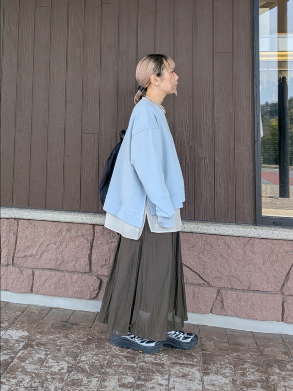 ベージュ系のシャツ/ブラウス、ブラウン系のスカート、ブルー系のTシャツ/カットソーを着用したレディースの春コーディネートの4枚目の写真