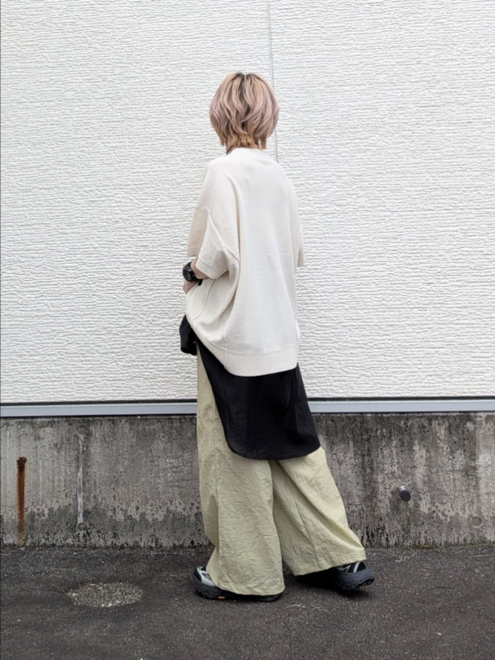 ホワイト系のニット/セーター、ブラック系のシャツ/ブラウス、グリーン系のその他パンツを着用したレディースの夏コーディネートの3枚目の写真