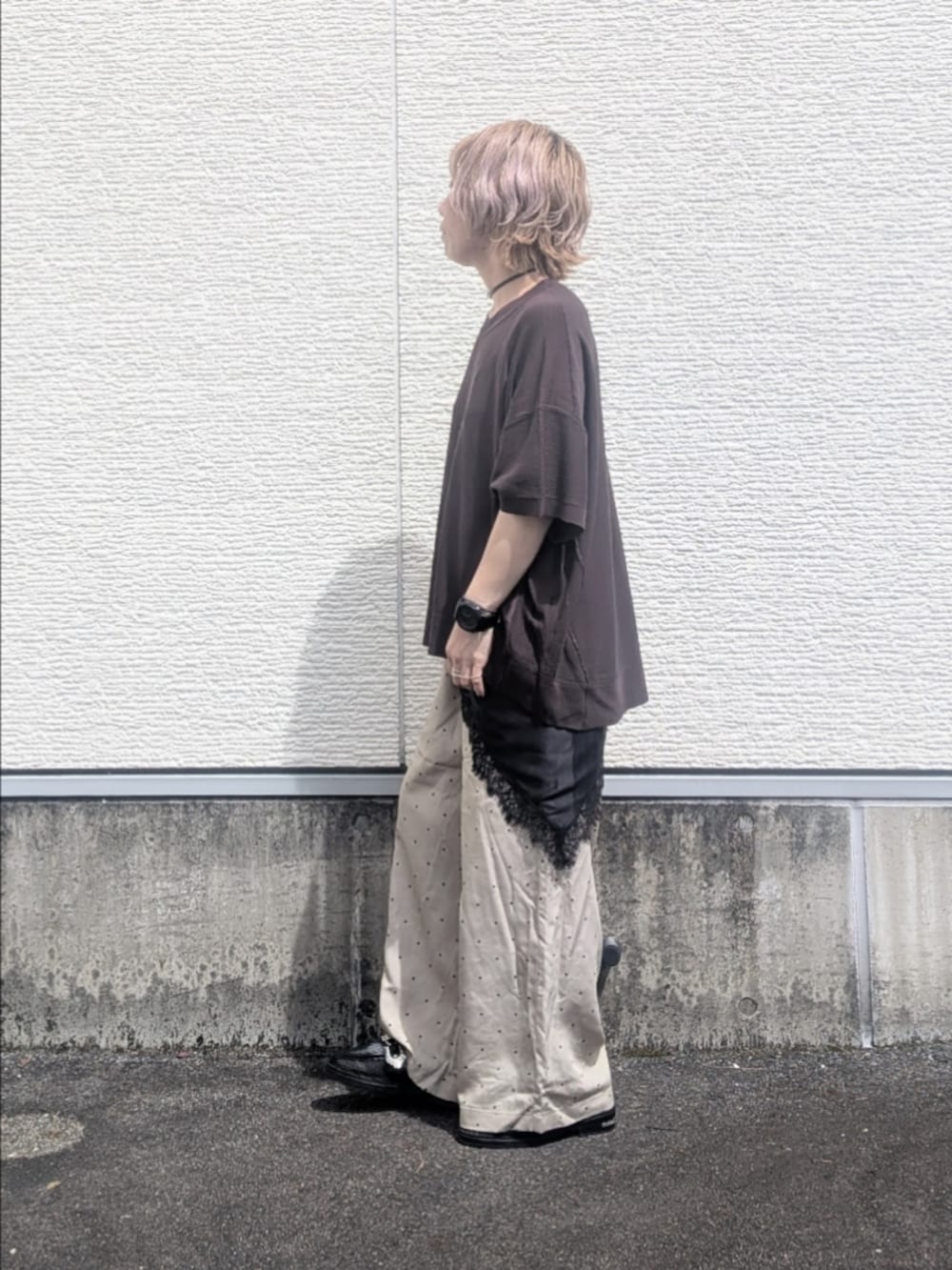 グレー系のニット/セーター、その他のその他パンツ、ブラック系のバンダナ/スカーフを着用したレディースの夏コーディネートの2枚目の写真