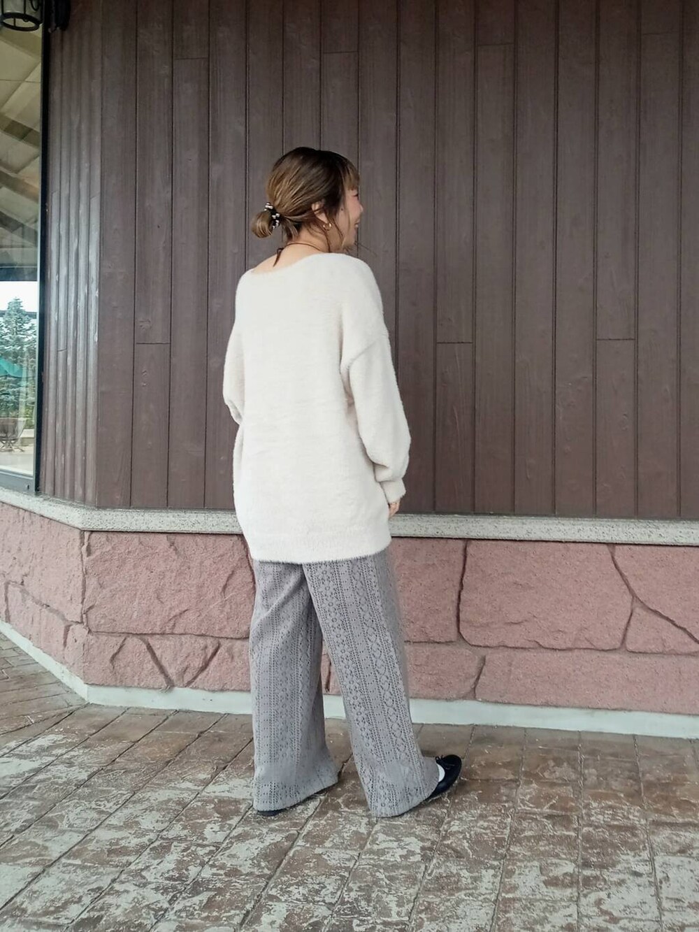 グレー系のその他パンツ、ホワイト系のニット/セーターを着用したレディースの秋コーディネートの5枚目の写真