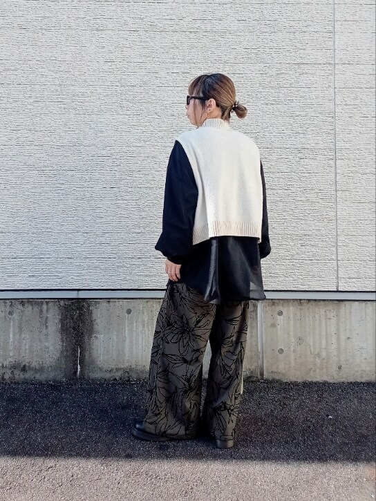 ホワイト系のニット/セーター、ブラウン系のその他パンツ、ブラック系のシャツ/ブラウスを着用したレディースの秋コーディネートの4枚目の写真