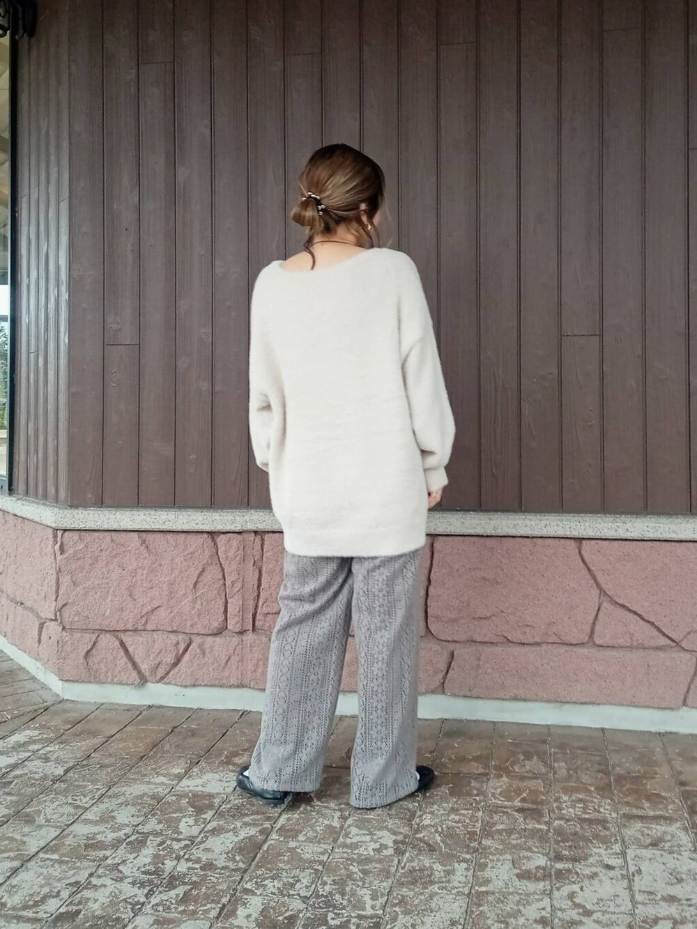 グレー系のその他パンツ、ホワイト系のニット/セーターを着用したレディースの秋コーディネートの6枚目の写真