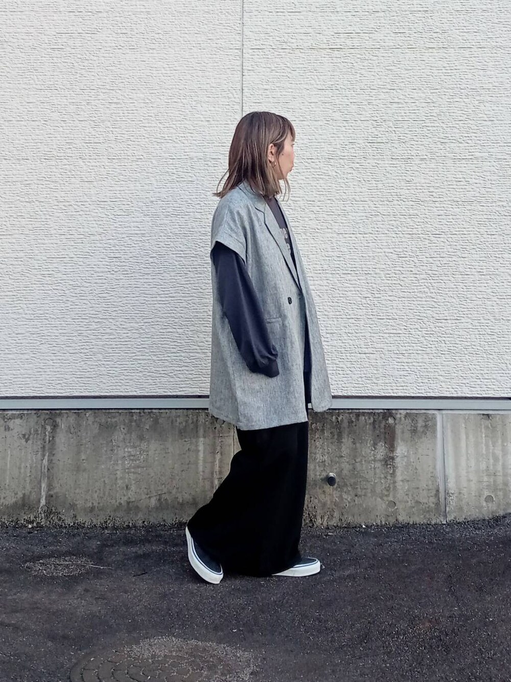 ブラック系のスニーカー、ブラック系のその他パンツ、ブラック系のその他アウターを着用したレディースの秋コーディネートの2枚目の写真