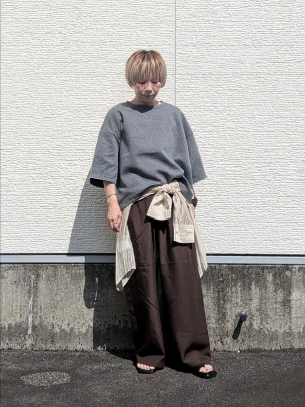 グレー系のTシャツ/カットソー、ベージュ系のシャツ/ブラウス、ブラウン系のその他パンツを着用したレディースの夏コーディネートの4枚目の写真