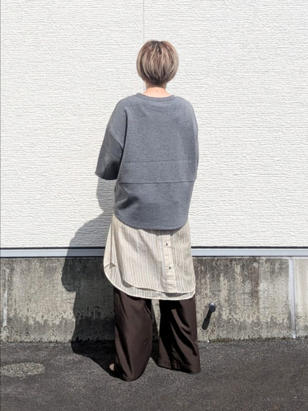 グレー系のTシャツ/カットソー、ベージュ系のシャツ/ブラウス、ブラウン系のその他パンツを着用したレディースの夏コーディネートの3枚目の写真