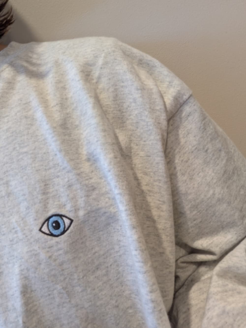 ベージュ系のTシャツ/カットソー、ブラック系のモッズコート、ホワイト系のその他パンツを着用したレディースの冬コーディネートの10枚目の写真