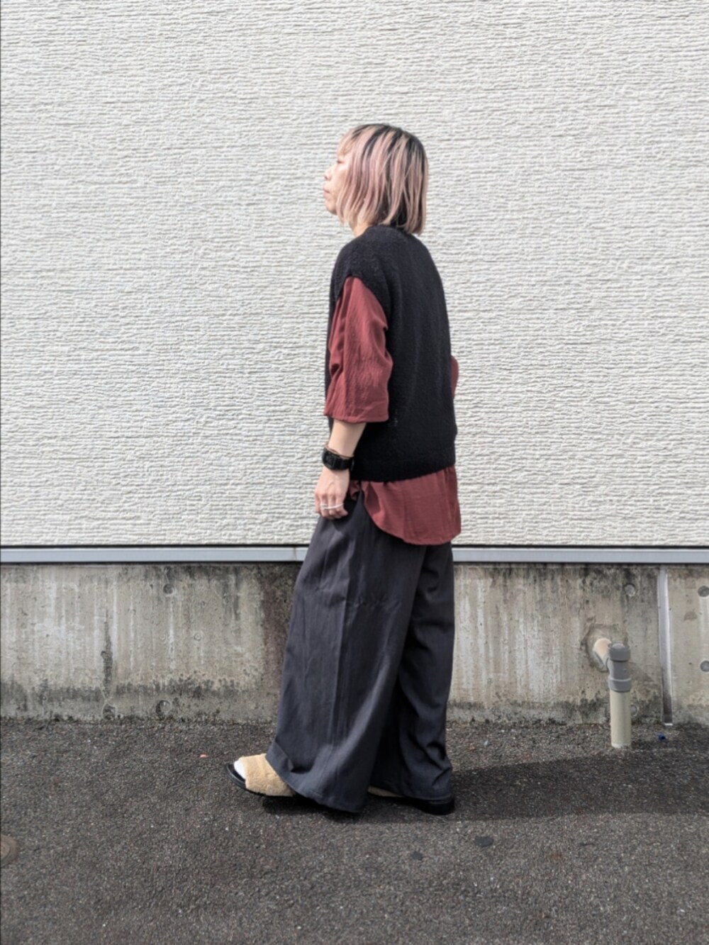 レッド系のシャツ/ブラウス、ブラック系のベスト、グレー系のその他パンツを着用したレディースの秋コーディネートの3枚目の写真