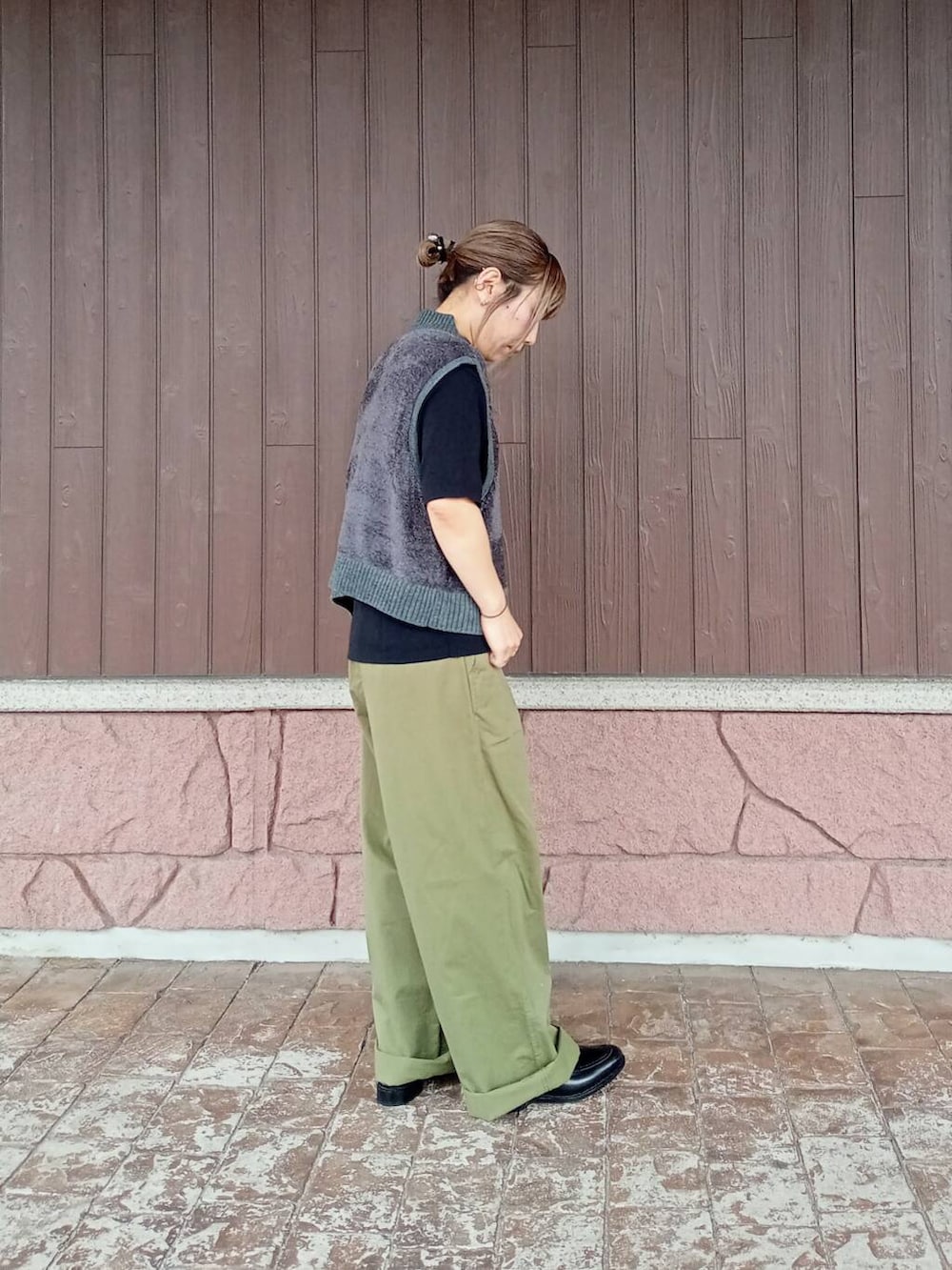 ブラック系のニット/セーター、グレー系のニット/セーター、ブラック系のチノパンツを着用したレディースの秋コーディネートの3枚目の写真