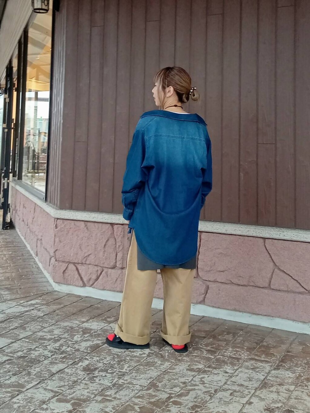 ブルー系のシャツ/ブラウス、グレー系のTシャツ/カットソー、イエロー系のチノパンツを着用したレディースの秋コーディネートの4枚目の写真