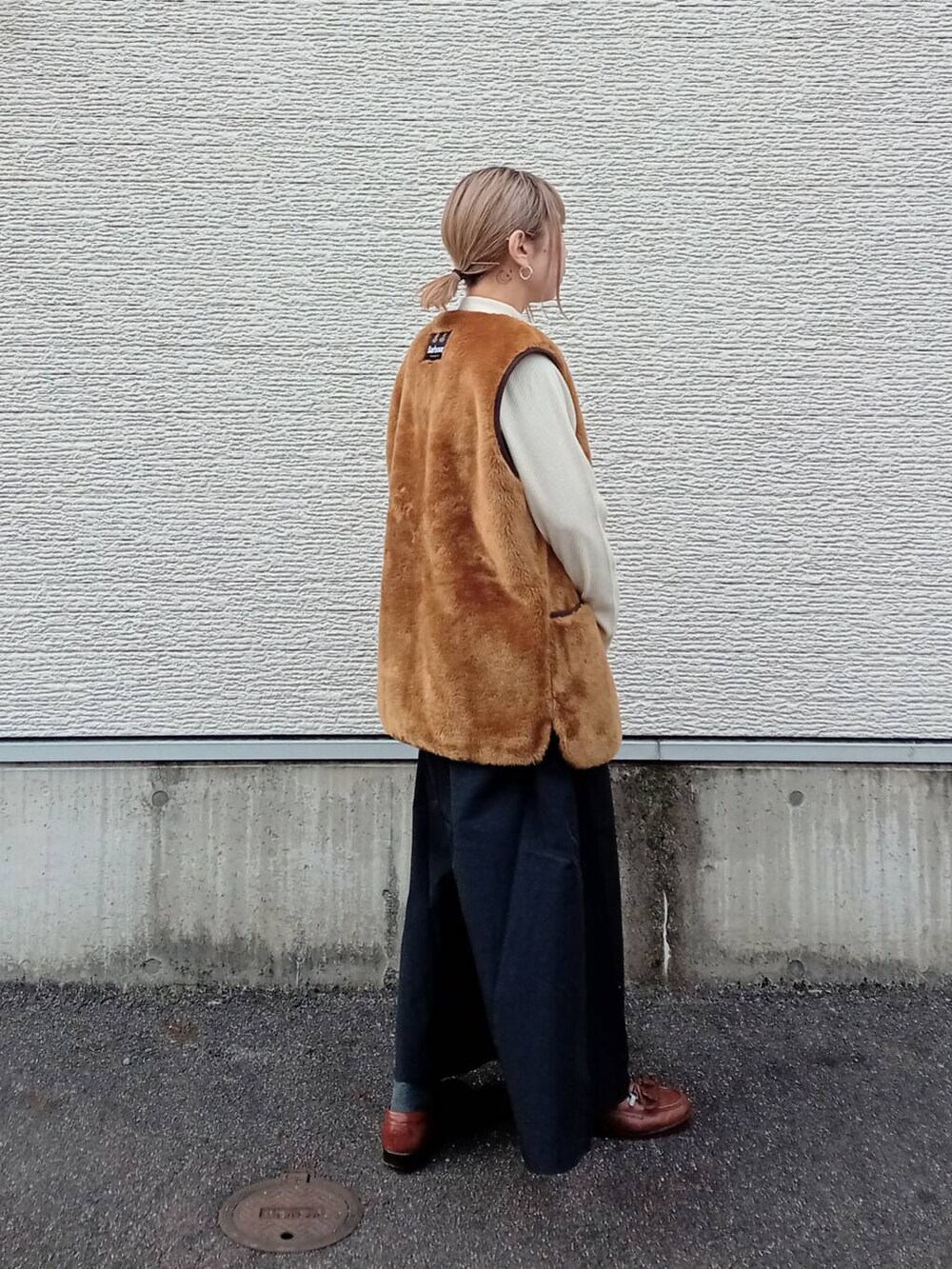 ブラウン系のその他アウター、ブラック系のワンピースを着用したレディースの冬コーディネートの4枚目の写真