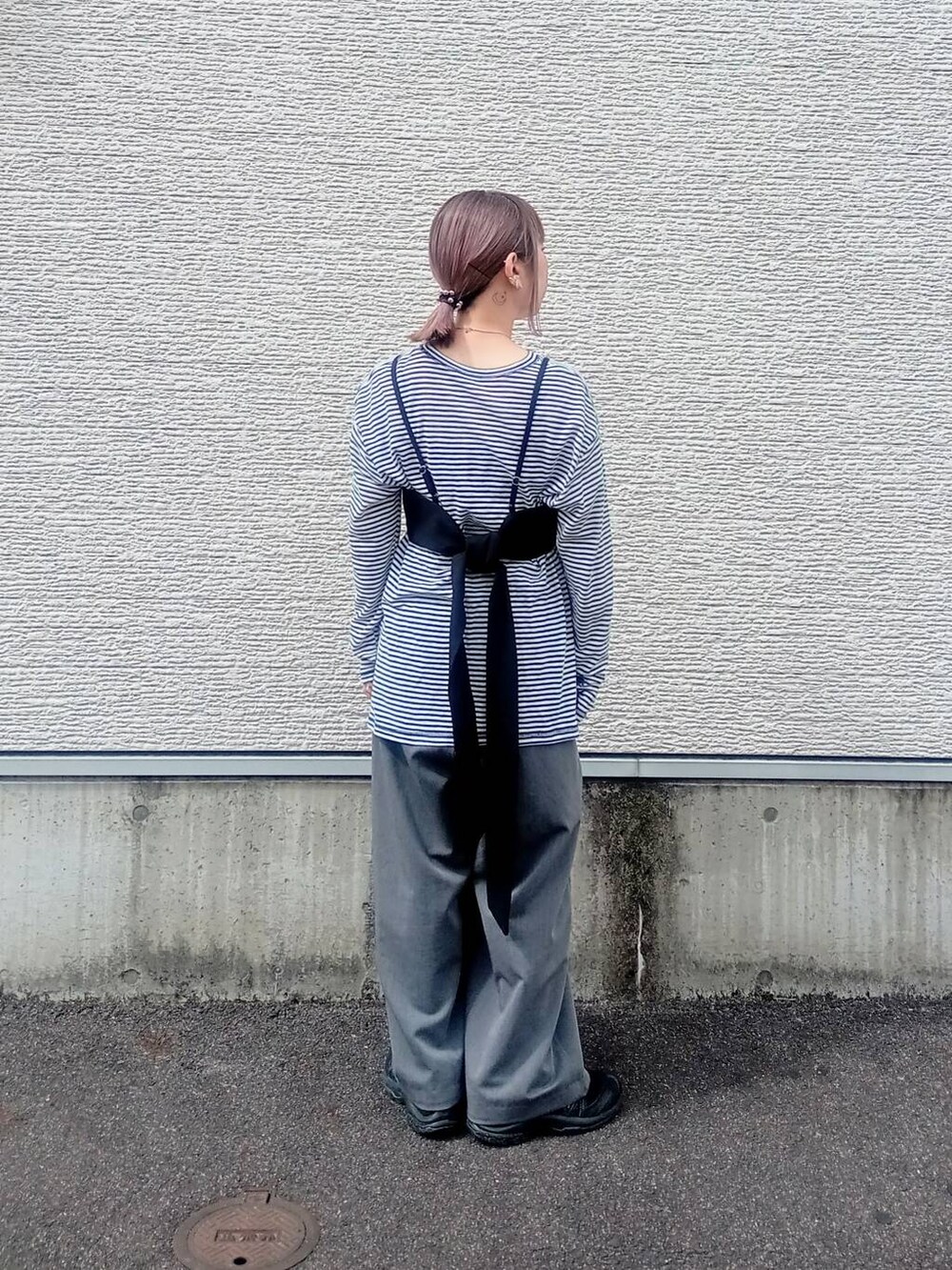 グレー系のその他パンツ、ブルー系のTシャツ/カットソー、ベージュ系のその他トップスを着用したレディースの春コーディネートの4枚目の写真