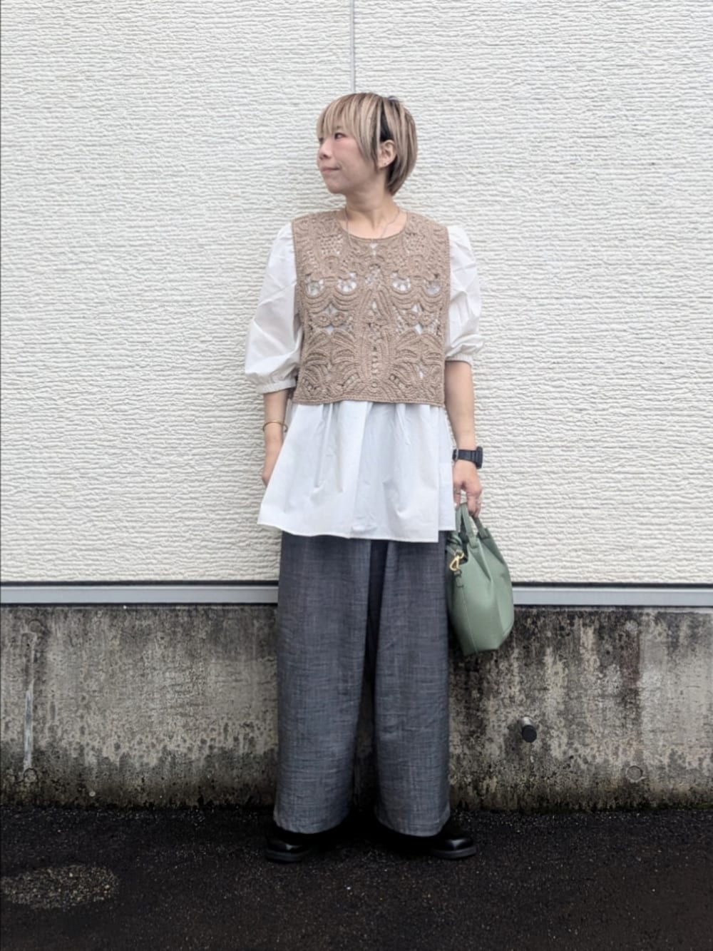 ベージュ系のシャツ/ブラウス、ブラック系のその他パンツ、グリーン系のショルダーバッグを着用したレディースの秋コーディネートの4枚目の写真