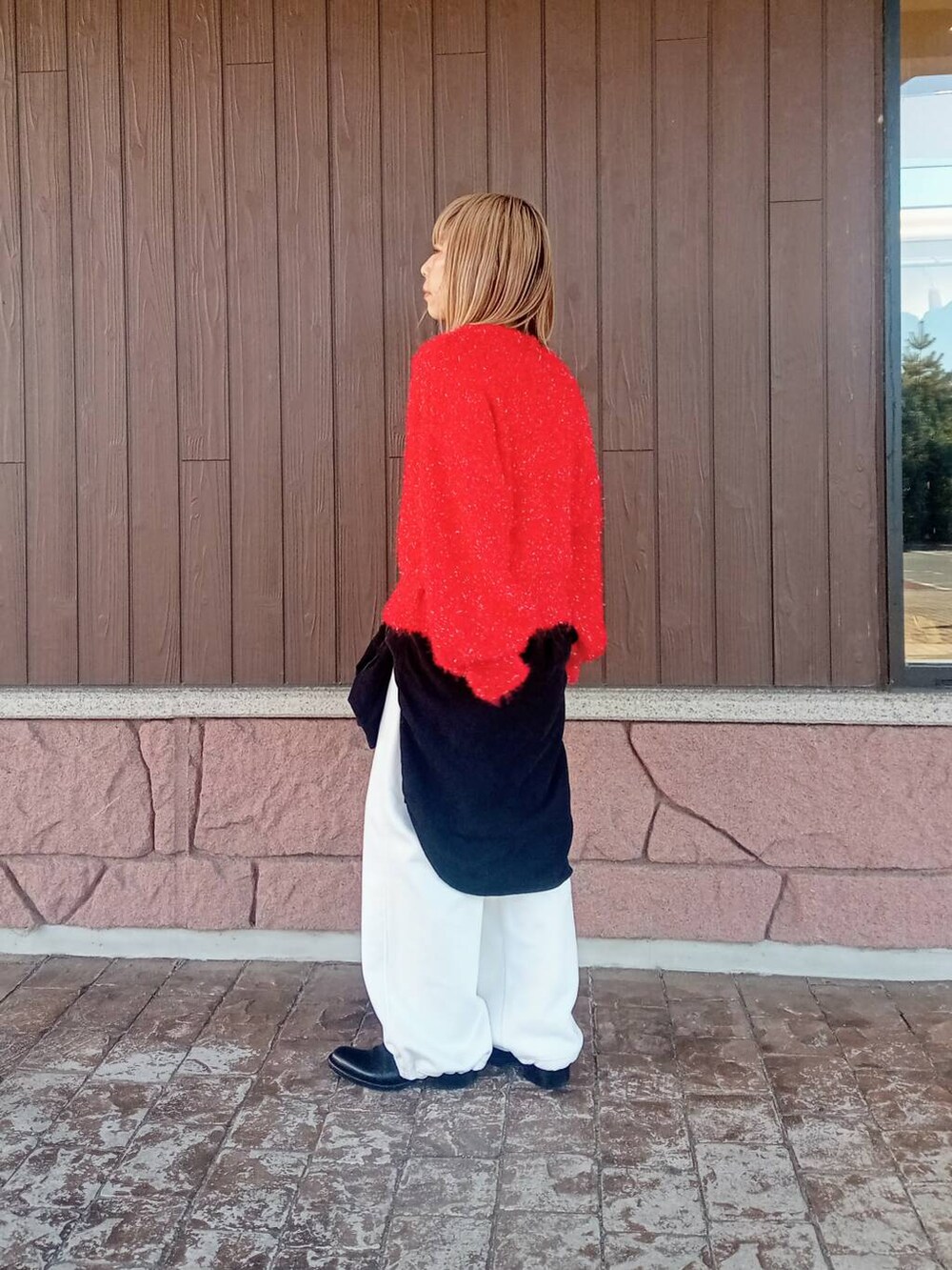 ブラック系のTシャツ/カットソー、ホワイト系のその他パンツ、レッド系のニット/セーターを着用したレディースの冬コーディネートの3枚目の写真