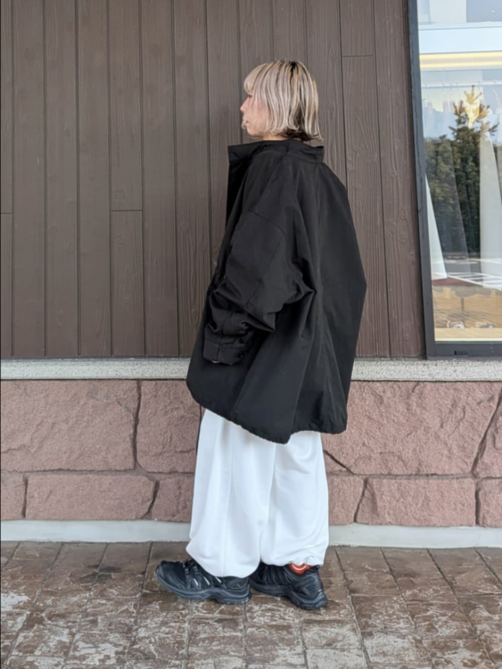 ベージュ系のTシャツ/カットソー、ブラック系のモッズコート、ホワイト系のその他パンツを着用したレディースの冬コーディネートの3枚目の写真