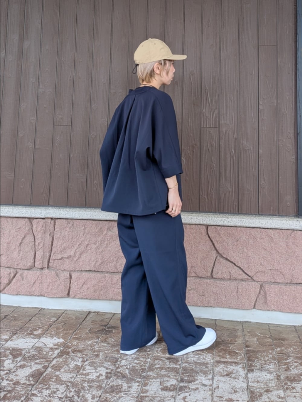 ブルー系のシャツ/ブラウス、ブルー系のその他パンツ、ブラック系のネックレスを着用したレディースの春コーディネートの3枚目の写真