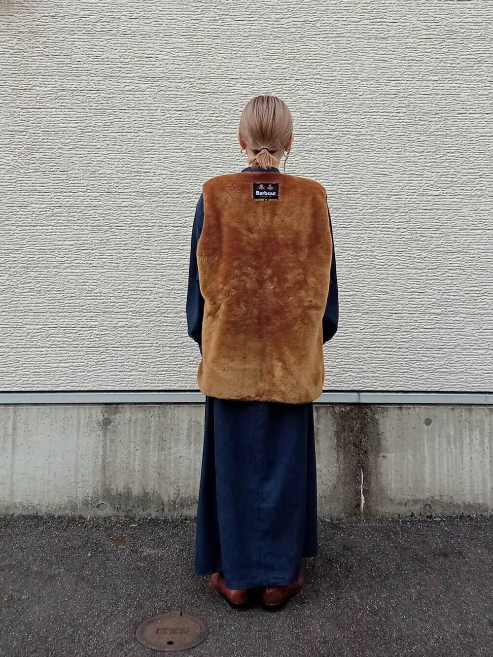 ブラウン系のその他アウター、ブルー系のワンピースを着用したレディースの冬コーディネートの4枚目の写真