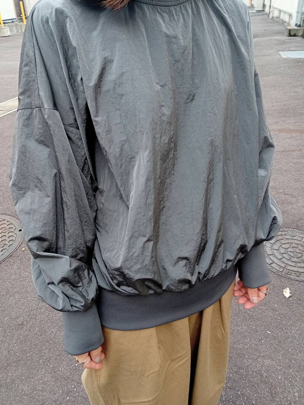 ブラウン系のローファー、グレー系のシャツ/ブラウス、イエロー系のチノパンツを着用したレディースの秋コーディネートの5枚目の写真