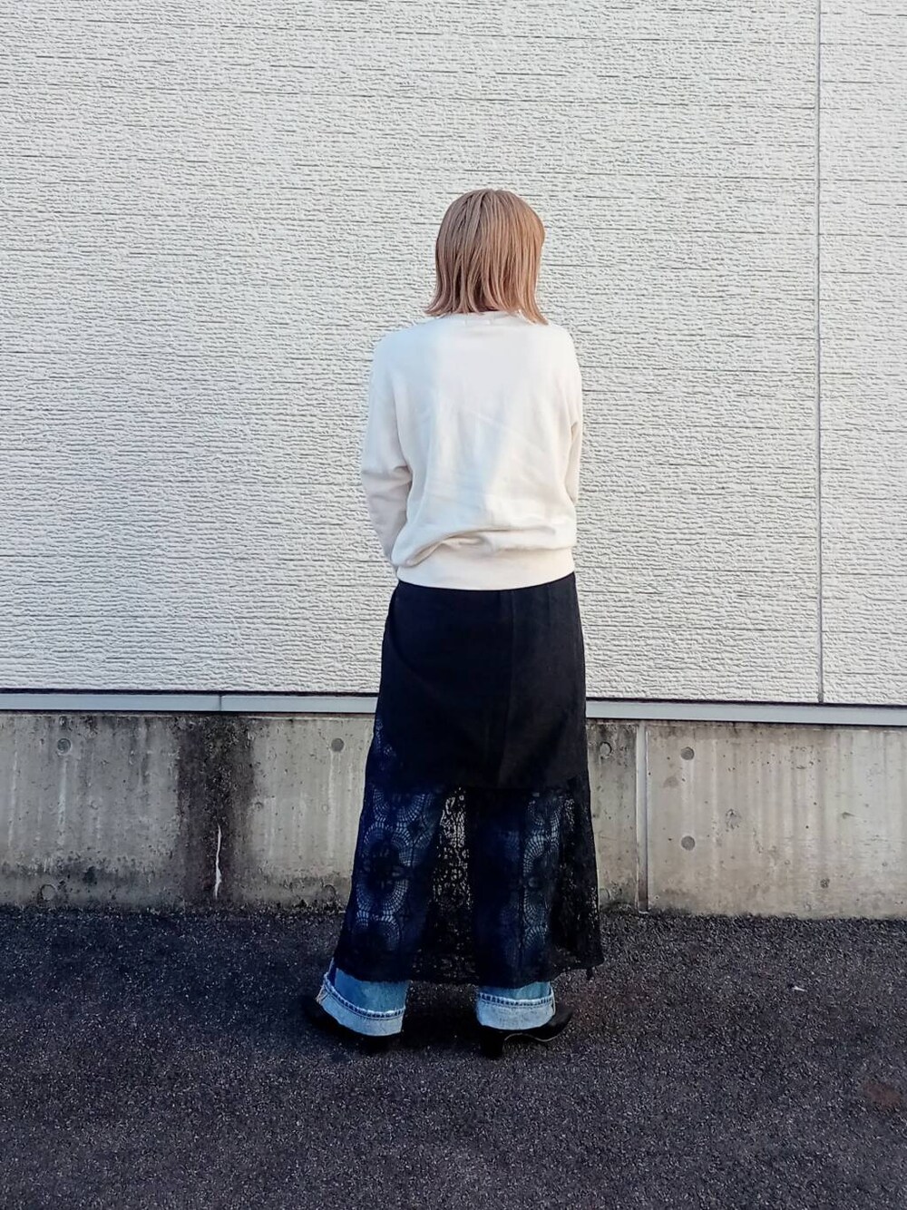 ブラック系のシャツ/ブラウス、ブラック系のスカート、ホワイト系のTシャツ/カットソーを着用したレディースの秋コーディネートの3枚目の写真