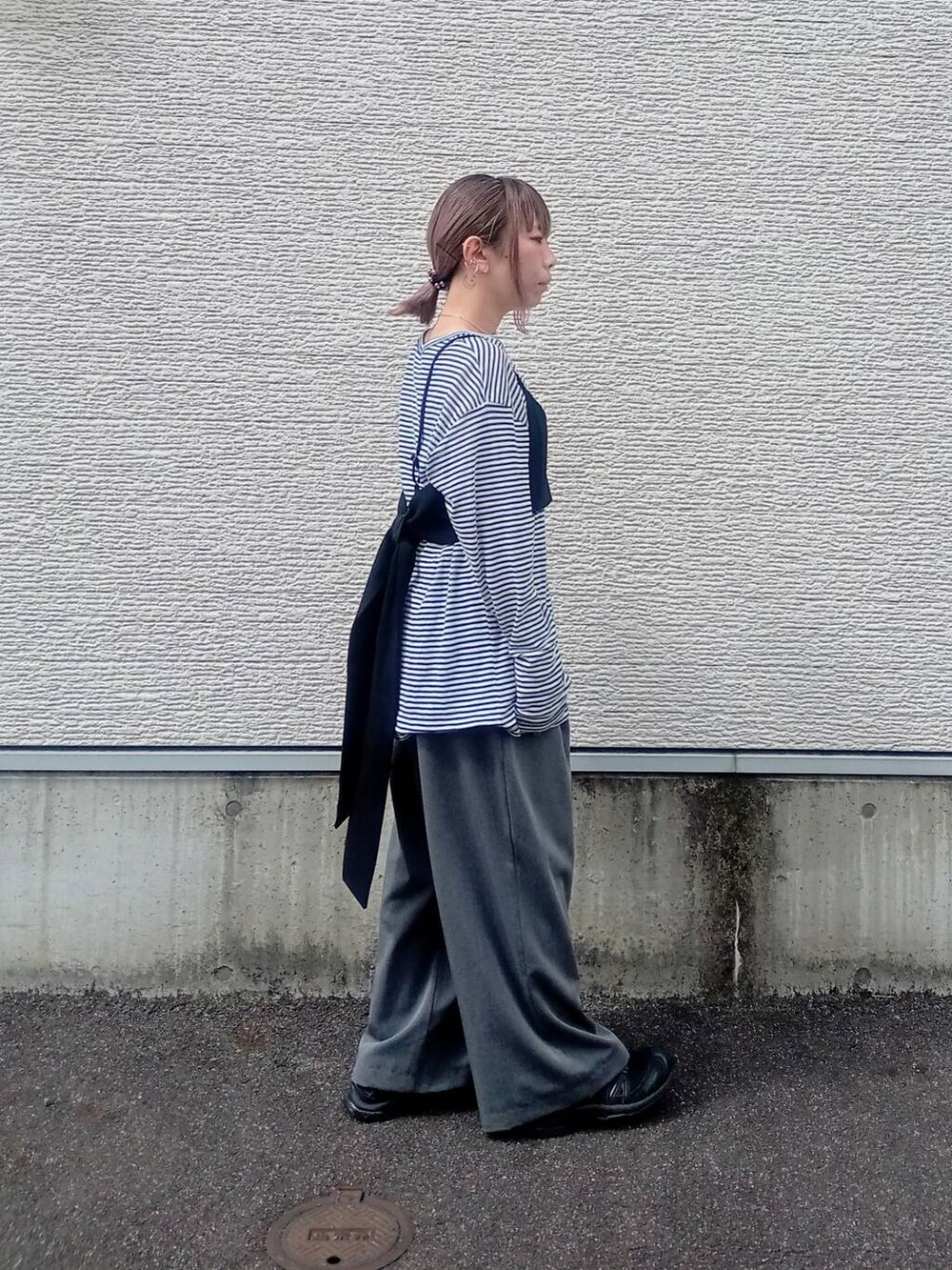 グレー系のその他パンツ、ブルー系のTシャツ/カットソー、ベージュ系のその他トップスを着用したレディースの春コーディネートの3枚目の写真