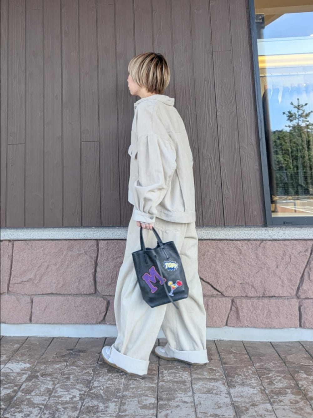 ホワイト系のカバーオール、ホワイト系のその他パンツ、ブラウン系のニット/セーターを着用したレディースの秋コーディネートの3枚目の写真