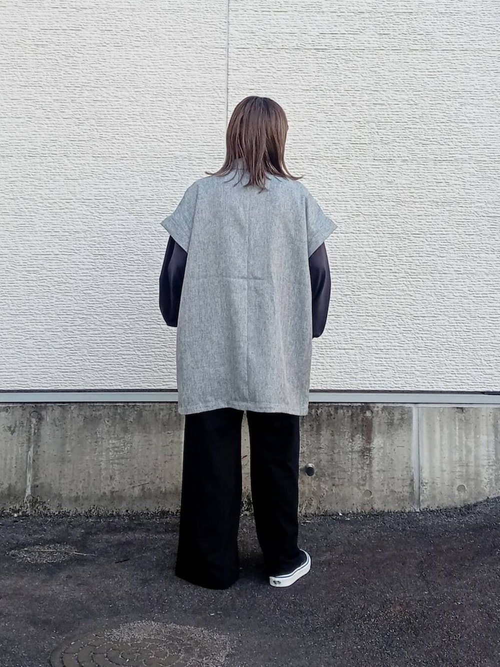 ブラック系のスニーカー、ブラック系のその他パンツ、ブラック系のその他アウターを着用したレディースの秋コーディネートの3枚目の写真