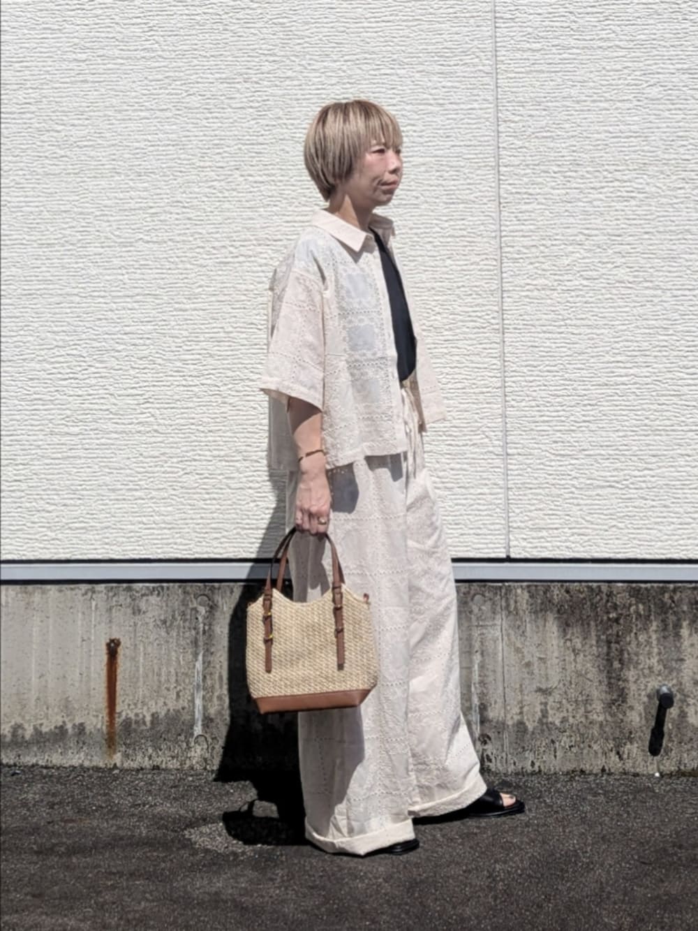 ホワイト系のシャツ/ブラウス、ホワイト系のその他パンツ、ブラック系のTシャツ/カットソーを着用したレディースの夏コーディネートの2枚目の写真