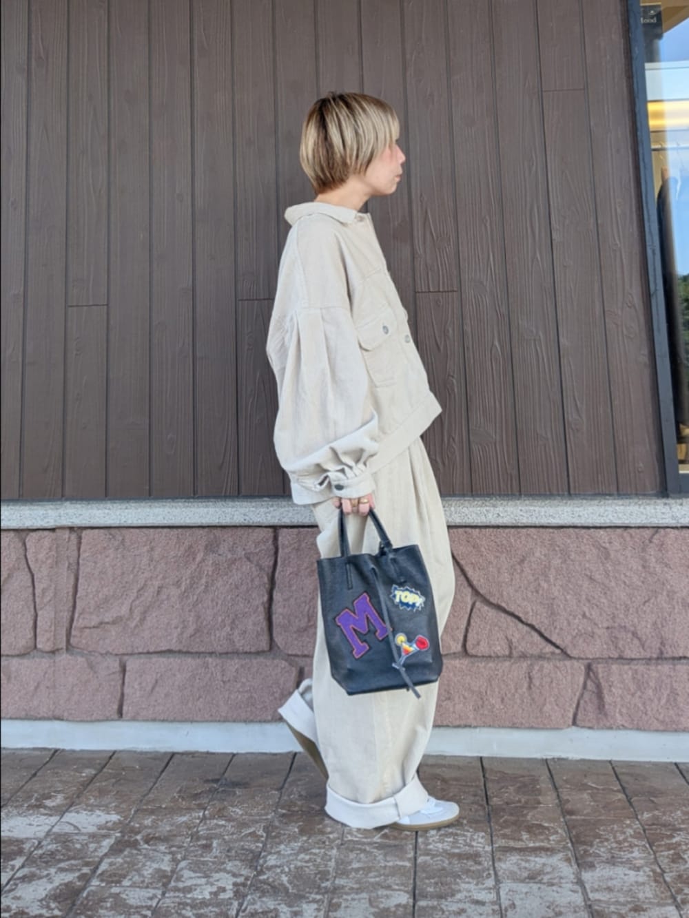 ホワイト系のカバーオール、ホワイト系のその他パンツ、ブラウン系のニット/セーターを着用したレディースの秋コーディネートの4枚目の写真