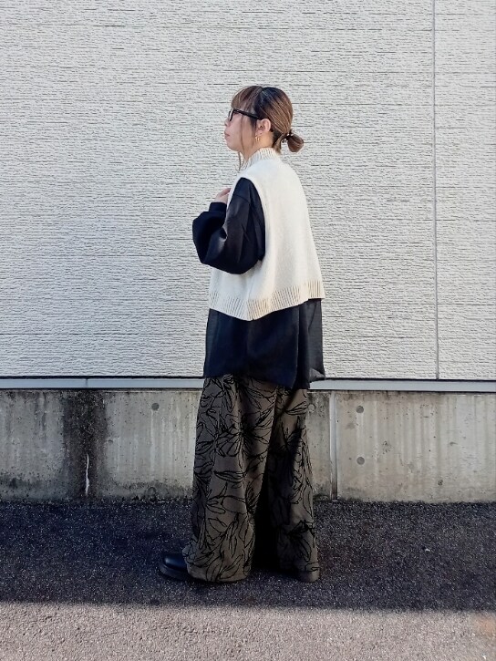 ホワイト系のニット/セーター、ブラウン系のその他パンツ、ブラック系のシャツ/ブラウスを着用したレディースの秋コーディネートの2枚目の写真