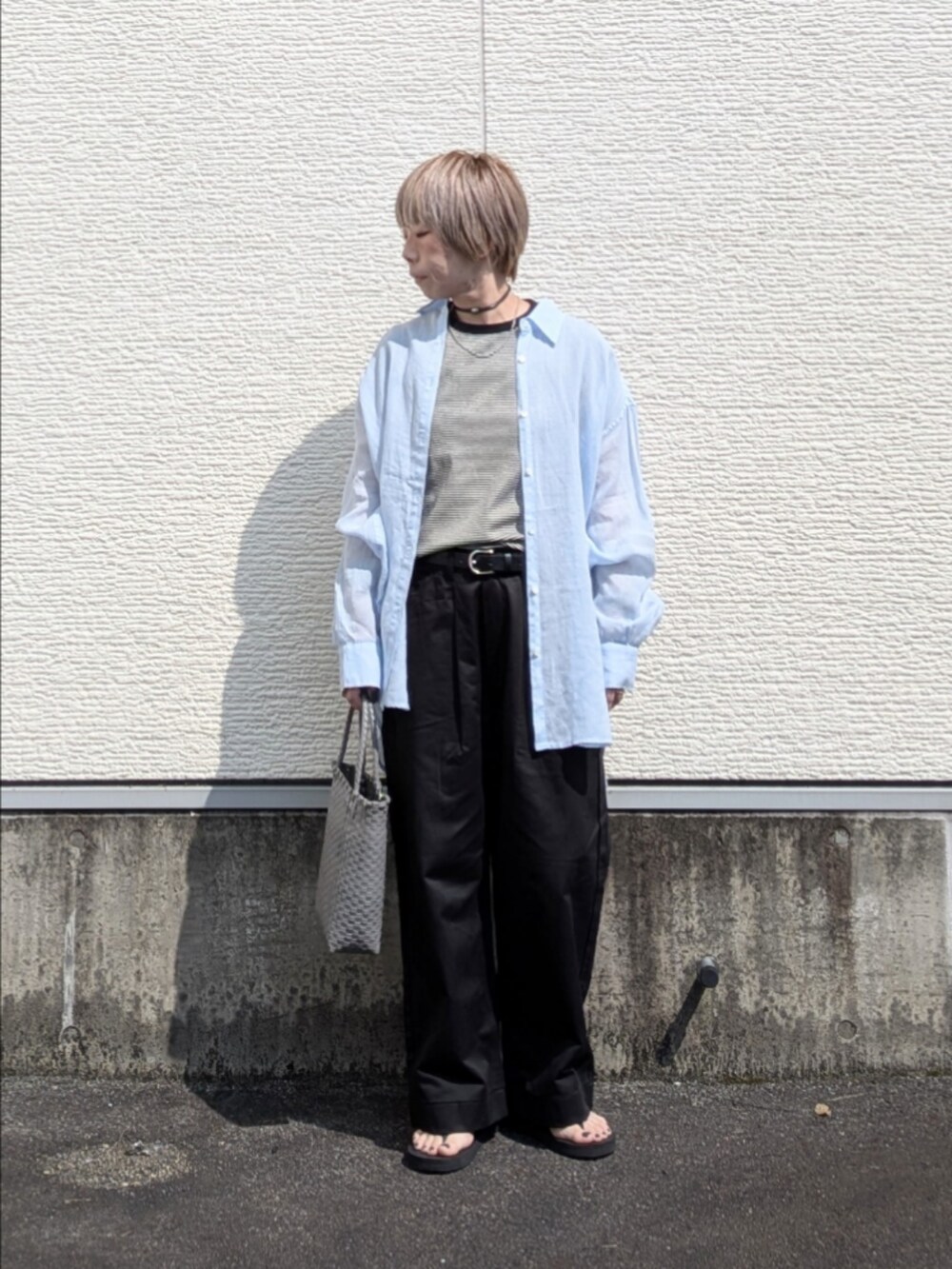 ブルー系のシャツ/ブラウス、ブラック系のTシャツ/カットソー、グレー系のトートバッグを着用したレディースの夏コーディネートの4枚目の写真