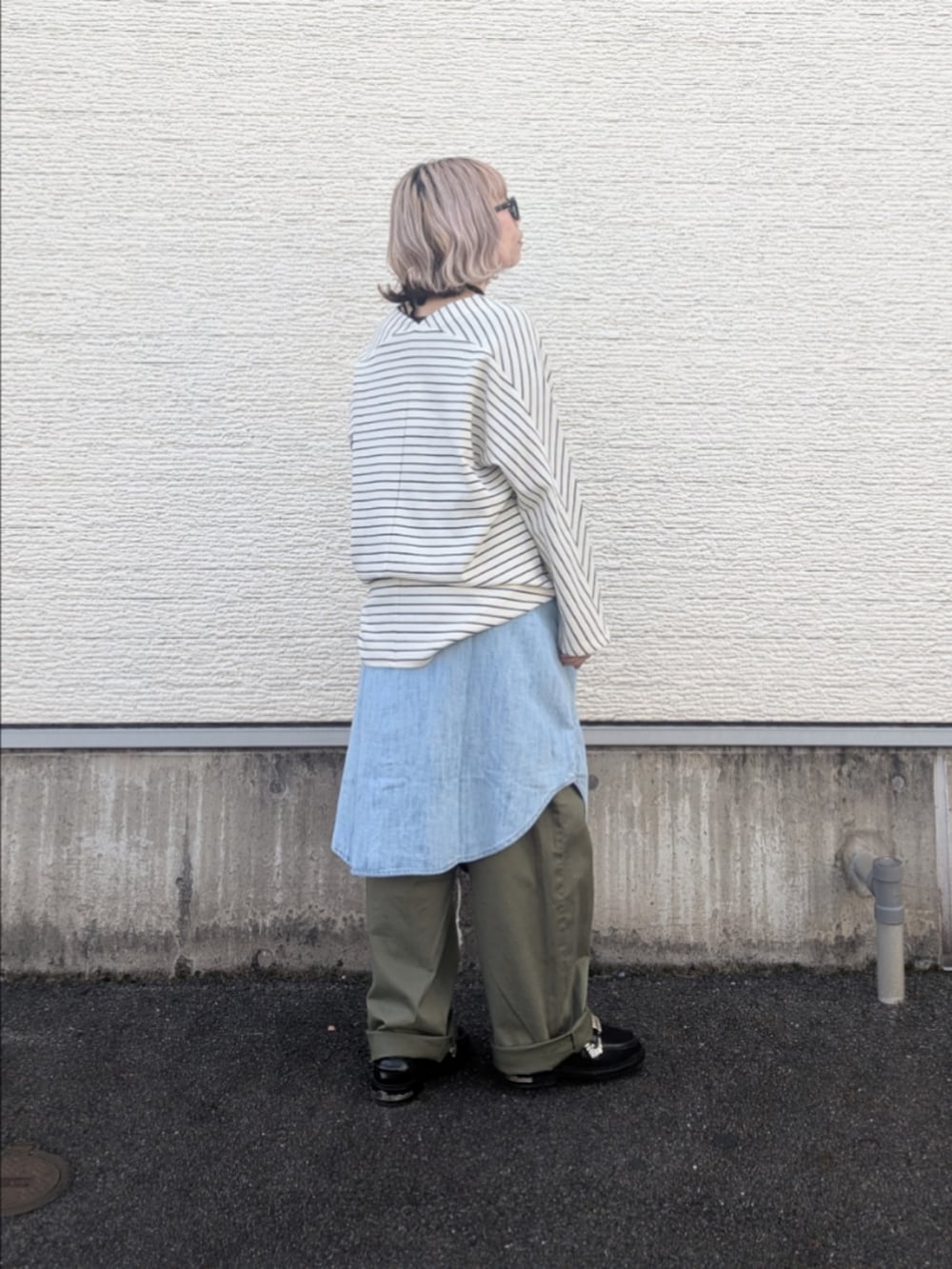 グリーン系のその他パンツ、ブルー系のシャツ/ブラウス、ホワイト系のTシャツ/カットソーを着用したレディースの冬コーディネートの3枚目の写真