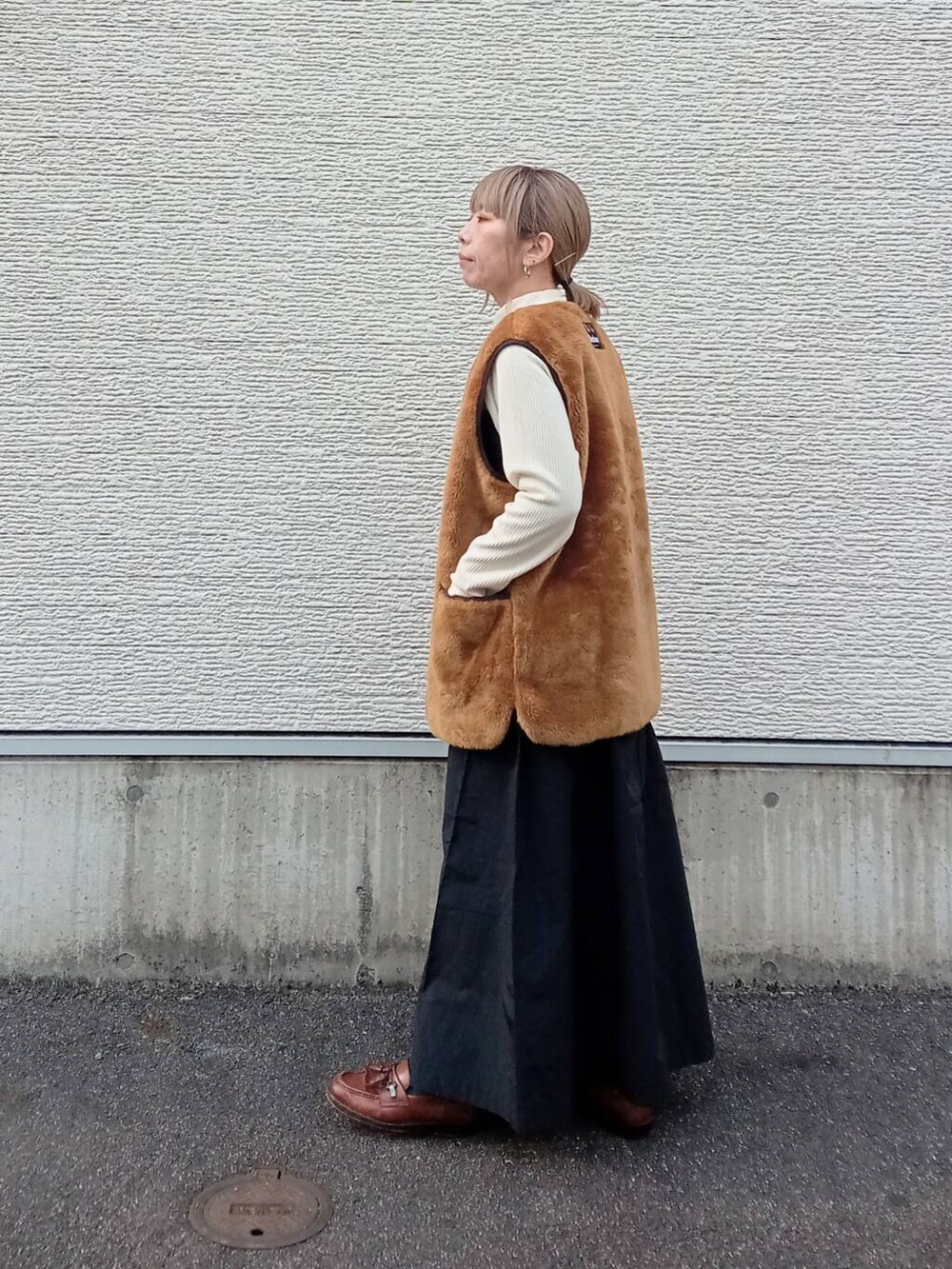 ブラウン系のその他アウター、ブラック系のワンピースを着用したレディースの冬コーディネートの3枚目の写真