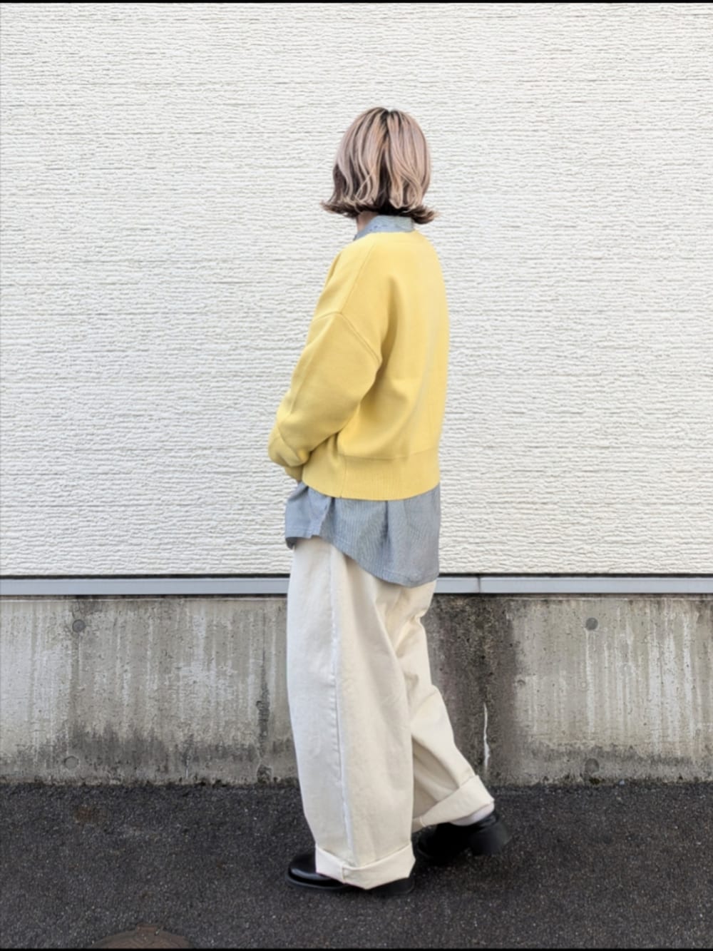 グリーン系のモッズコート、イエロー系のニット/セーター、その他のシャツ/ブラウスを着用したレディースの冬コーディネートの6枚目の写真