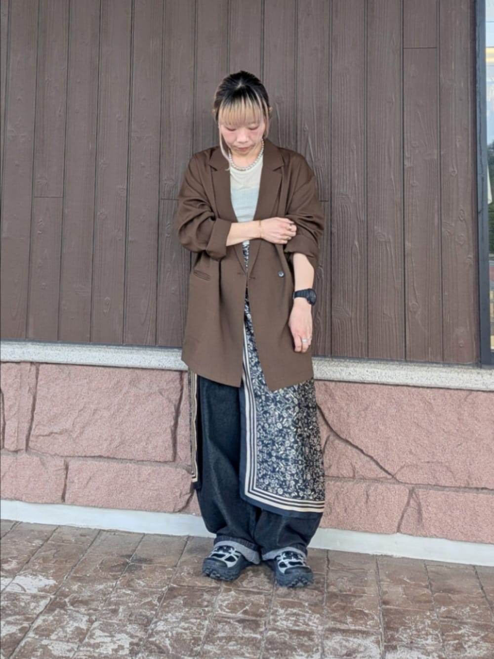 ブラウン系のその他アウター、ブラック系のデニムパンツ、グリーン系のTシャツ/カットソーを着用したレディースの春コーディネートの2枚目の写真