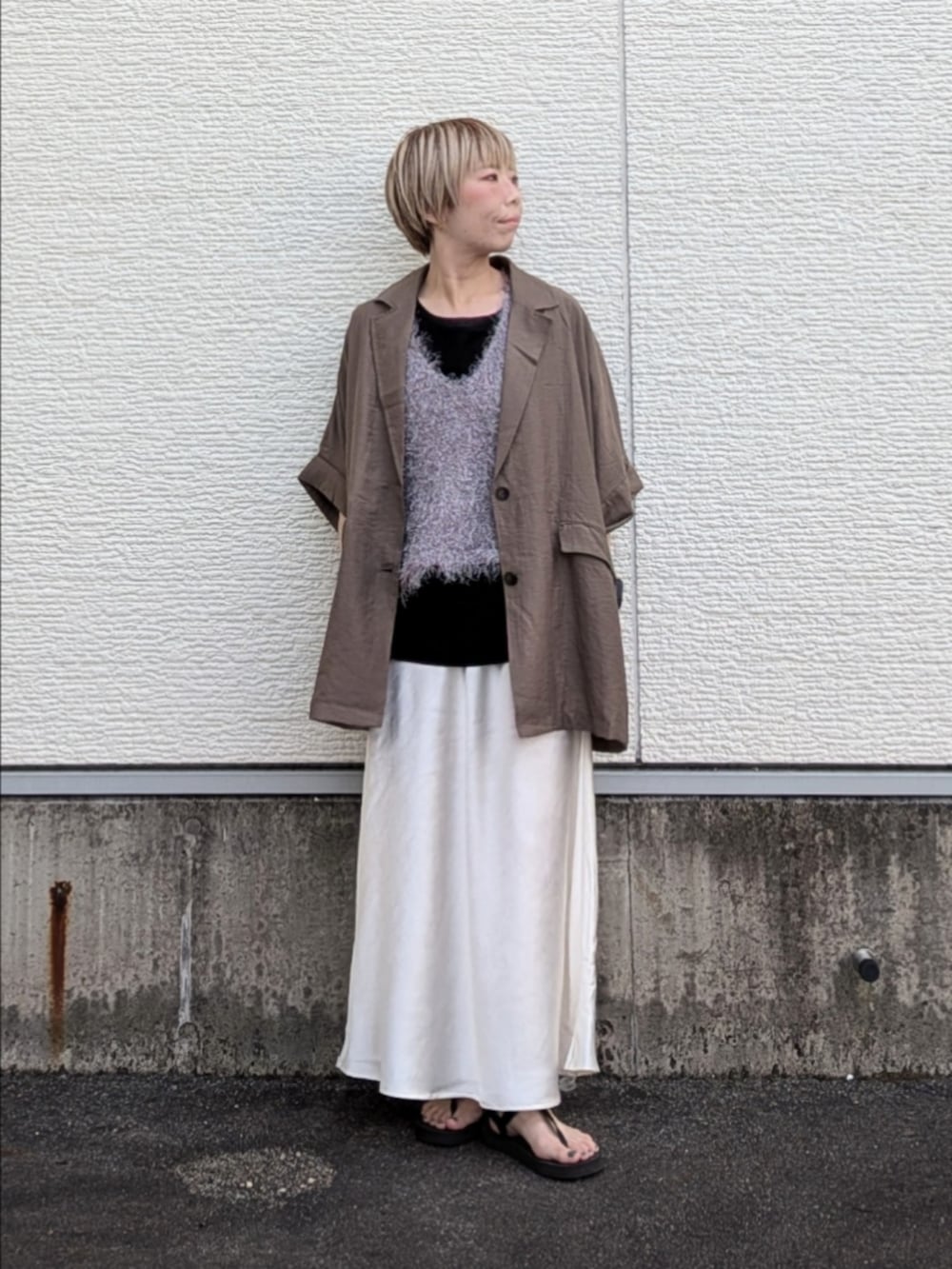 ブラウン系のその他アウター、グレー系のベスト、ブラック系のTシャツ/カットソーを着用したレディースの夏コーディネートの4枚目の写真