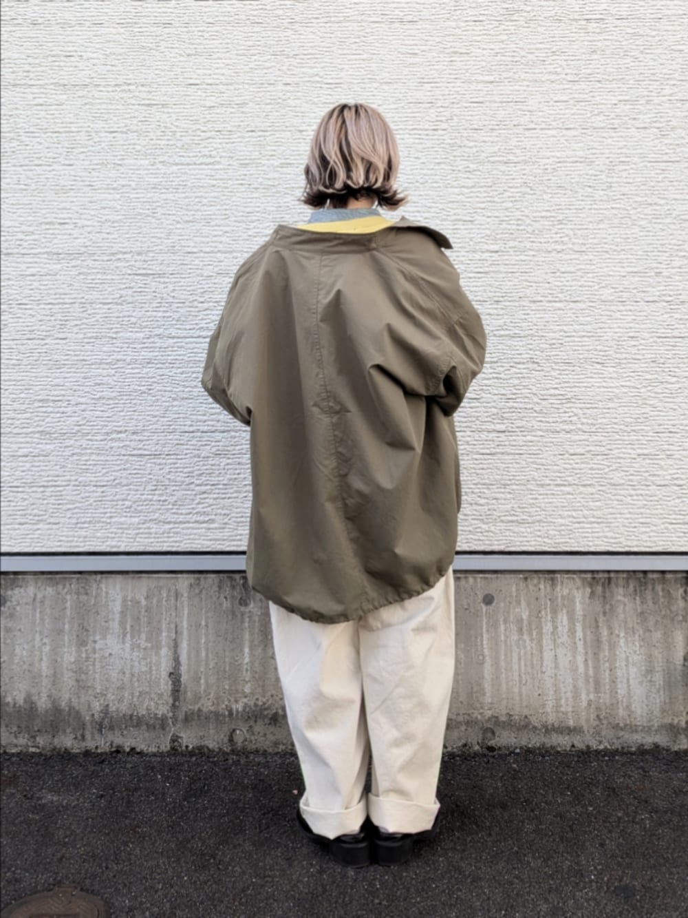 グリーン系のモッズコート、イエロー系のニット/セーター、その他のシャツ/ブラウスを着用したレディースの冬コーディネートの4枚目の写真