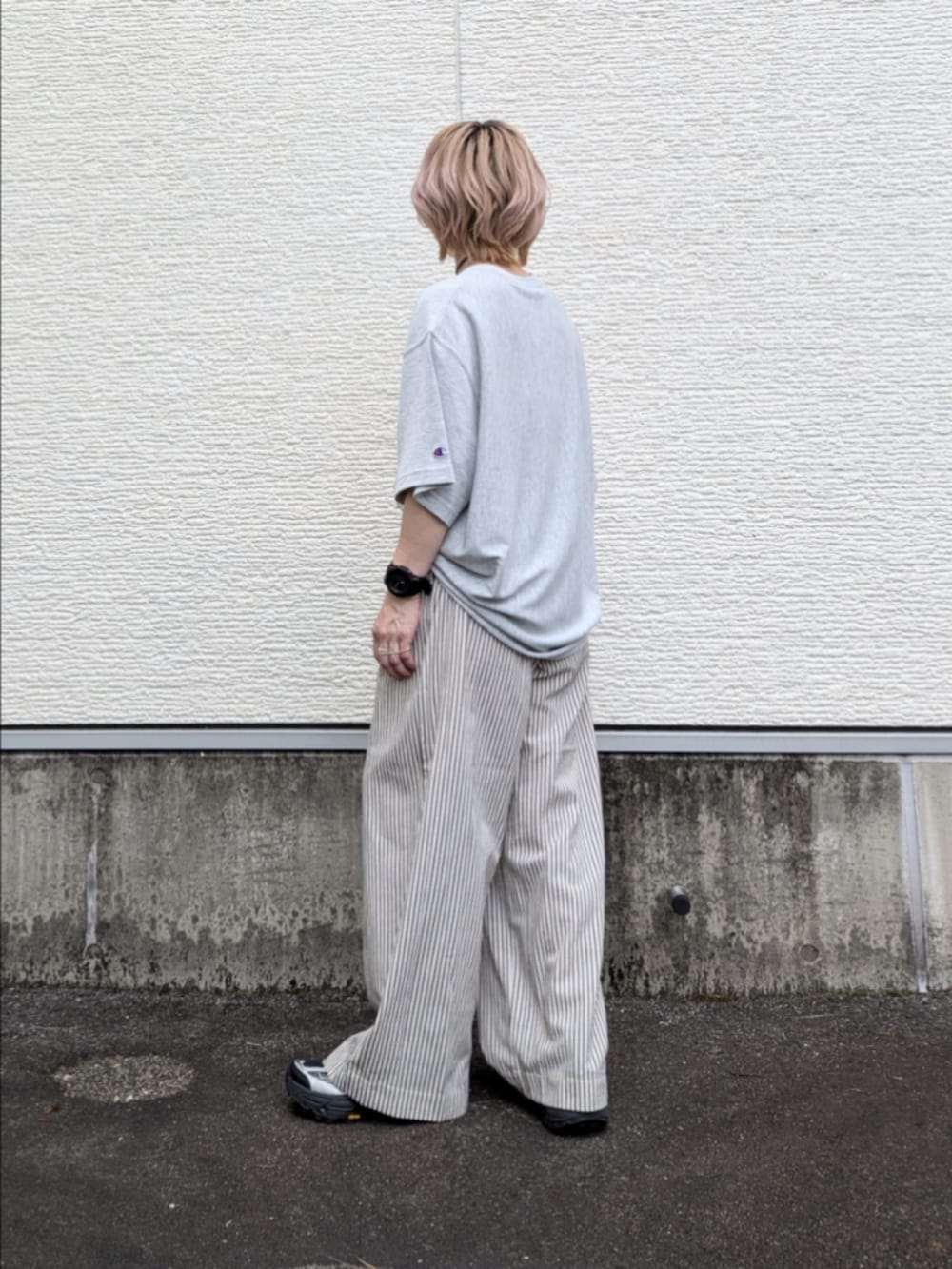 グレー系のTシャツ/カットソー、ブラック系のその他パンツ、ブラック系のスニーカーを着用したレディースの夏コーディネートの2枚目の写真