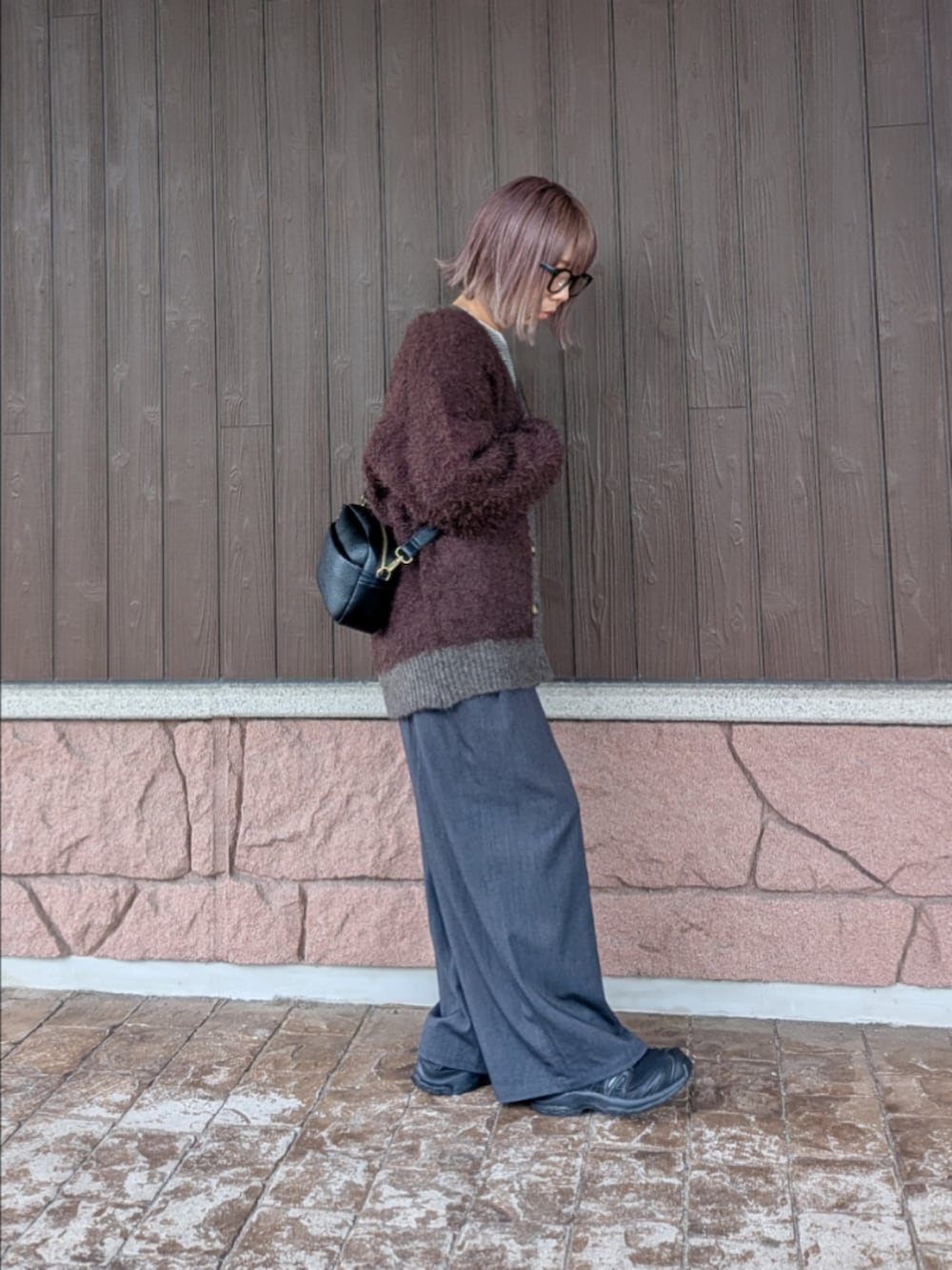 ブラウン系のカーディガン/ボレロ、グレー系のその他パンツ、ブラック系のスニーカーを着用したレディースの秋コーディネートの2枚目の写真