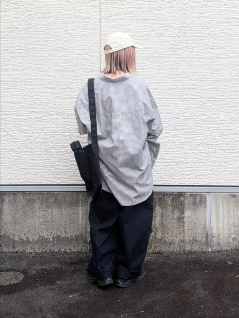 ブルー系のその他パンツ、ブルー系のシャツ/ブラウス、ブラック系のショルダーバッグを着用したレディースの春コーディネートの3枚目の写真