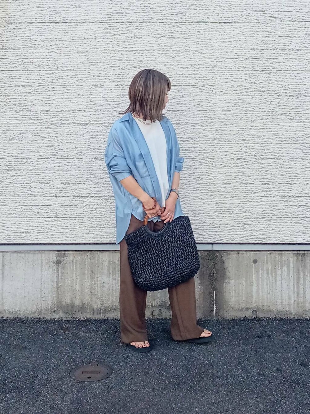 ブラック系のトートバッグ、ブルー系のシャツ/ブラウス、ホワイト系のTシャツ/カットソーを着用したレディースの夏コーディネートの2枚目の写真