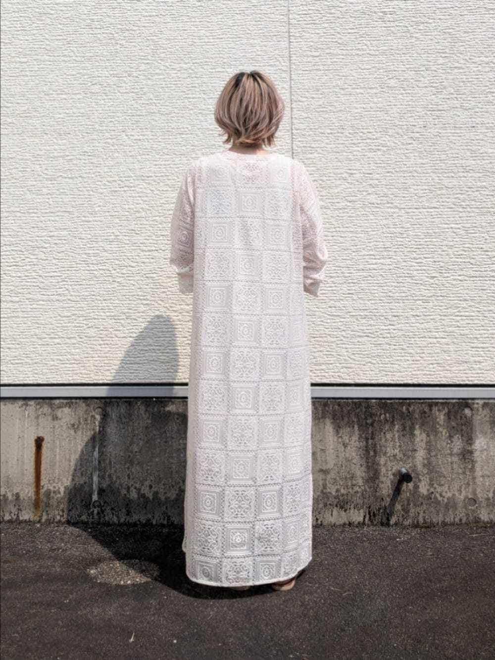ベージュ系のワンピース、ベージュ系のその他パンツを着用したレディースの夏コーディネートの3枚目の写真