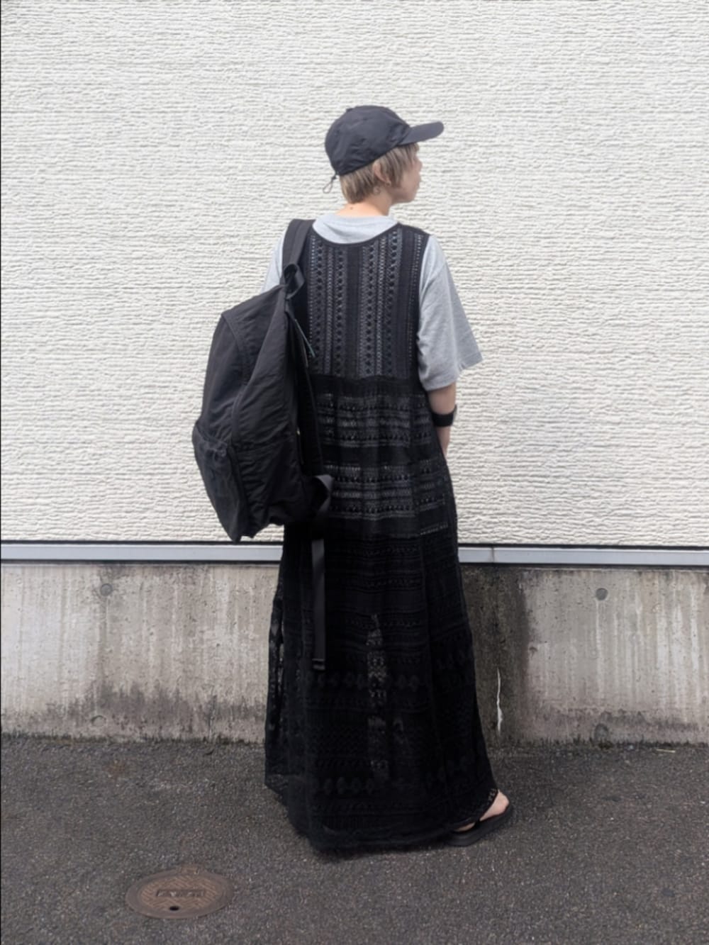 グレー系のTシャツ/カットソー、ブラック系のワンピース、ブラック系のバックパック/リュックを着用したレディースの夏コーディネートの3枚目の写真